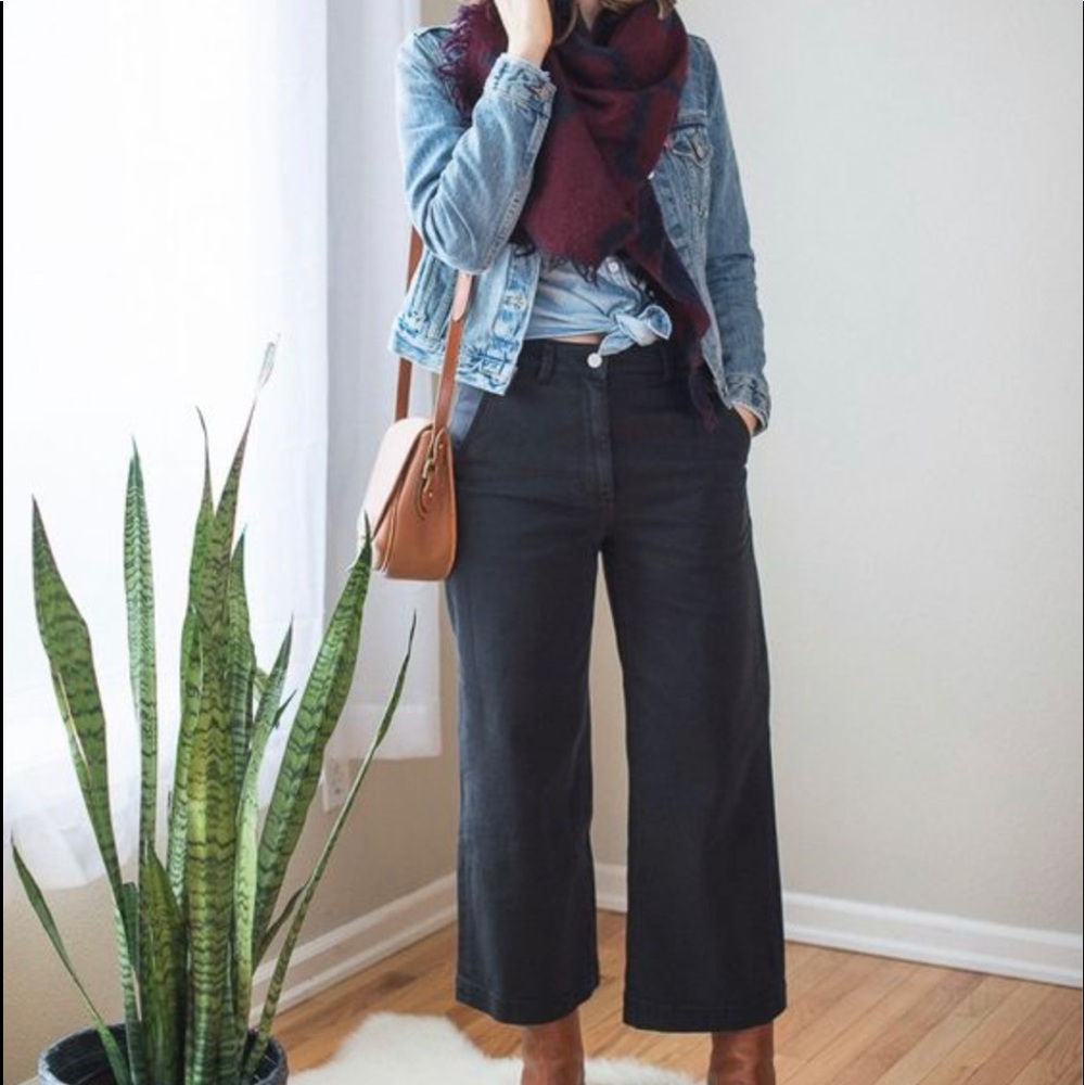 Everlane Wide Leg Crop Pant in Washed Black